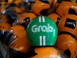 Mũ Kl99kl phiên bản hoạt động đã dùng của tài xế Uber, Grab trong một cửa hàng ở Jakarta, Indonesia. Ảnh: Reuters.