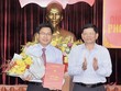 Phó Bí thư Thành ủy Đà Nẵng Võ Công Trí trao quyết định và chúc mừng đồng chí Nguyễn Đức Hoàng. Ảnh báo Đà Nẵng