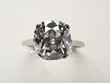 Chiếc nhẫn được đính viên kim cương khoảng 4 carat và hầu như không có nhược điểm. (Nguồn: SWNS)