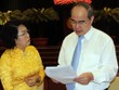 Các đại biểu trao đổi bên lề Hội nghị Thành ủy lần thứ 16. Ảnh: Mạnh Tùng.