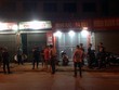 Người dân tập trung bên ngoài tiệm vàng nơi xảy ra vụ việc.