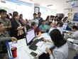 Cảnh các chủ thuê bao xếp hàng đăng ký lại thông tin tại một điểm giao dịch ở Hà Nội. Ảnh: Ngọc Thành
