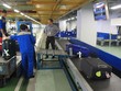 ACV quản lý, khai thác các sân bay dân dụng (ảnh: nhân viên bốc xếp hàng hoá tại sân bay Nội Bài)