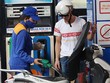 Người dân đổ xăng RON 95 tại một trạm của Petrolimex. 