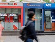 Một chuỗi ATM được đặt trên đường phố Hà Nội. Ảnh: Thanh Hải.