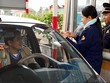 Người dân trả phí bằng tiền lẻ để phản đối vị trí đặt trạm BOT Bến Thủy. Ảnh: Hải Bình.