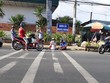 Dù có bảng cấm nhưng tình trạng chợ mua bán vẫn "mọc" lên ở một số tuyến đường trên địa bàn TP Cà Mau, vi phạm hàng lang an toàn đường bộ. (Ảnh: CTV).
