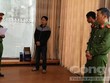 Cơ quan điều tra đọc lệnh bắt Đến - Ảnh: Lê Tiến.