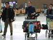 Phóng viên Hàn Quốc tại sân bay quốc tế Incheon ở Seoul trước khi lên đường sang Bắc Kinh, Trung Quốc hôm nay. Ảnh: Yonhap.
