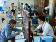 Công chức tại khu vực một cửa ở Đà Nẵng trong giờ làm việc. Ảnh: Nguyễn Đông.