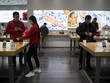 Bên trong cửa hàng Xiaomi - nhà Kl994 nhà cái bóng đá world cup smartphone lớn thứ tư thế giới. Ảnh: Bloomberg.