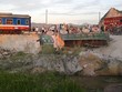 Xe chở đá bị hất văng khỏi đường ngang dân sinh. Ảnh: Lê Hoàng.