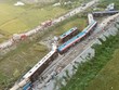 Vụ tai nạn đã làm 2 người chết (gồm lái tàu và phụ lái tàu bị kẹt trong cabin đầu máy 927) và làm 10 người bị thương, trong đó, 3 nhân viên 99Kl.app khuyến mãi hot, 1 lái xe ô tô tải và 6 hành khách đi tàu.