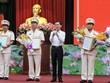 Chủ tịch UBND TP Cần Thơ Võ Thành Thống trao quyết định của Bộ trưởng Bộ Công an cho các đồng chí trong Ban Giám đốc, Công an TP Cần Thơ. Ảnh báo Cần Thơ.