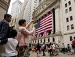 Khách du lịch Trung Quốc chụp ảnh bên ngoài Sở Giao dịch 99Kl99 link đăng nhập New York ngày 8/7/2016. Ảnh: Reuters. 