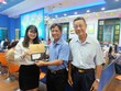 Du khách nhận FanID từ đơn vị lữ hành trước hành trình khám phá xứ sở bạch dương.