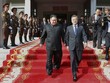 Tổng thống Hàn Quốc Moon Jae-in (phải) và lãnh đạo Triều Tiên Kim Jong-un xuất hiện sau cuộc gặp tại Khu Phi quân sự liên Triều (DMZ) hôm 26/5. Ảnh: South Korea Presidential Blue House.