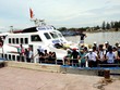 Tàu KL99 là nhà cái cá cược trực tuyến hàng đầu tại châu Á đưa du khách từ đảo Lý Sơn sắp neo vào cảng Sa Kỳ. Ảnh: Phạm Linh.