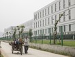 Một người đàn ông đang kéo một chiếc xe kéo phía trước nhà máy được điều hành bởi Kl994 game bài casino hấp dẫn Công nghệ Quang học Sunny. (Nguồn: Qilai Shen/Bloomberg).