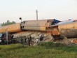 Hiện trường tàu SE19 tông xe ben khiến nhiều toa bị lật ở Thanh Hóa. Ảnh: Lê Hoàng.