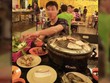 Người đàn ông bị bắt gặp khi đang ngồi ăn chễm chệ tại một nhà hàng lẩu sang trọng sau khi ăn xin trên mạng. (Nguồn: STOMP).