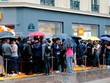 Khách hàng xếp hàng trước giờ khai trương tại cửa hàng Xiaomi ở Paris (Pháp) tháng trước. Ảnh:CNN.