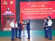 Thiếu tướng Nguyễn Văn Sơn, Tư lệnh CSB Việt Nam trao Quân kỳ Quyết thắng cho các đơn vị. Ảnh: QĐND.