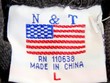 Mác áo một chiếc áo len bán trong một cửa hàng lưu niệm tại Washington (Mỹ). Ảnh: Reuters.