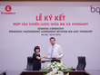 Bà Nguyễn Mai Hoa - Tổng giám đốc VinSmart (trái) và ôngAlberto Méndez Peydró – Chủ tịch kiêm Tổng giám đốc BQ tại lễ ký kết.