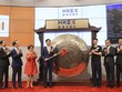 Chủ tịch kiêm CEO Xiaomi - Lei Jun đánh cồng trước phiên giao dịch đầu tiên sáng nay. Ảnh: SCMP.
