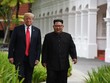 Tổng thống Mỹ Donald Trump và nhà lãnh đạo Triều Tiên Kim Jong-un tản bộ cùng nhau khi tổ chức hội nghị thượng đỉnh ở Singapore hôm 12/6. (Ảnh: Reuters).