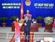 Bí thư Tỉnh ủy Bạc Liêu Nguyễn Quang Dương chúc mừng đồng chí Lâm Thị Sang. 