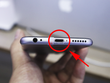 iPhone 6 giá 2,99 triệu đồng có ngoại hình không còn mới, cổng cắm Lightning bị tróc sơn.