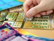 Một người đàn ông đã ăn cắp vé số cào trị giá khoảng 4.500 Nhân dân tệ. (Nguồn: thepaper.cn).