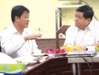 Bộ trưởng Bộ Kế hoạch và Kl99ok phiên bản mới Nguyễn Chí Dũng (bên phải) trao đổi với đại diện Công ty Cát Tường.