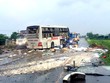 Hiện trường xe khách giường nằm tông dải phân cách. Ảnh: Duy Tuấn.