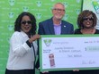 Bà Juanita Simpson và Sharon Calhoun đi nhận giải cùng anh trai bà Calhoun. (Nguồn: WSET)