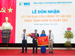 Kl99kl phiên bản hoạt động Hàng không (VNI) đón nhận cờ thi đua của UBND TP Hà Nội trao tặng.