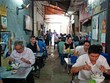 Con ngách nhỏ thiếu ánh sáng nối giữa phố đi bộ Nguyễn Huệ và đường Đồng Khởi (quận 1) cứ đến giờ cơm trưa là trở nên nhộn nhịp. Ảnh: Di Vỹ.