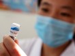 Y tá chuẩn bị một liều vắc-xin tại bệnh viện ở An Huy, Trung Quốc. Ảnh: AFP.
