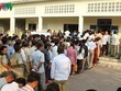 Các cử tri xếp hàng đi bầu cử.