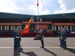 Thiếu tướng Lâm Quang Đại trao Quân kỳ Quyết thắng cho Trung đoàn 915. Ảnh PKKQ.