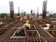Công nhân làm việc tại một dự án 99Kl.app khuyến mãi hot ở Ấn Độ. Ảnh: Reuters.