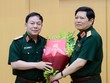 Thiếu tướng Lê Đăng Dũng (trái) nhận Quyết định phụ trách Chủ tịch kiêm Tổng Giám đốc Viettel - Ảnh: VGP/Hiền Minh.