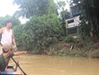22 nhà dân nằm dọc bờ sông trong diện sạt lở. Ảnh: Kế Kiên.