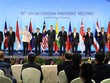 Phó Thủ tướng, Bộ trưởng Ngoại giao Phạm Bình Minh (thứ 5, trái) và Bộ trưởng Ngoại giao các nước thành viên ASEAN chụp ảnh chung tại hội nghị AMM 51 ở Singapore ngày 2/8. (Ảnh: AFP/TTXVN).