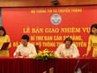 Đồng chí Trương Minh Tuấn và đồng chí Nguyễn Mạnh Hùng ký Biên bản bàn giao. Ảnh Bộ TT&TT.