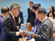 Đại sứ Sung Kim (trái) trao thư của Tổng thống Trump cho Ngoại trưởng Ri Yong-ho. (Ảnh: Mike Pompeo Twitter).