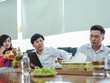 Cuộc thẩm định Kl99ok phiên bản mới giữa Shark Nguyễn Ngọc Thủy, Chủ tịch Egroup (giữa) và start-up Soya Garden.