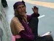 Bà lão ăn xin ngồi ở Quảng trường Kızılay, Ankara kiếm được 2,3 triệu đồng chỉ trong một buổi sáng. (Nguồn: Hurriyet Daily News).